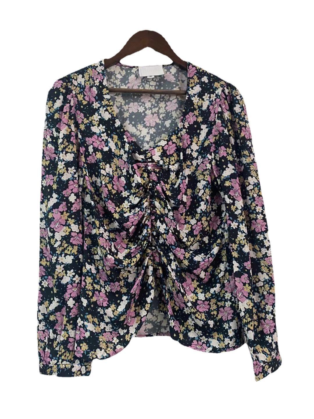 Damebluse med elegante puffærmer og blomsterdesign Stilla
