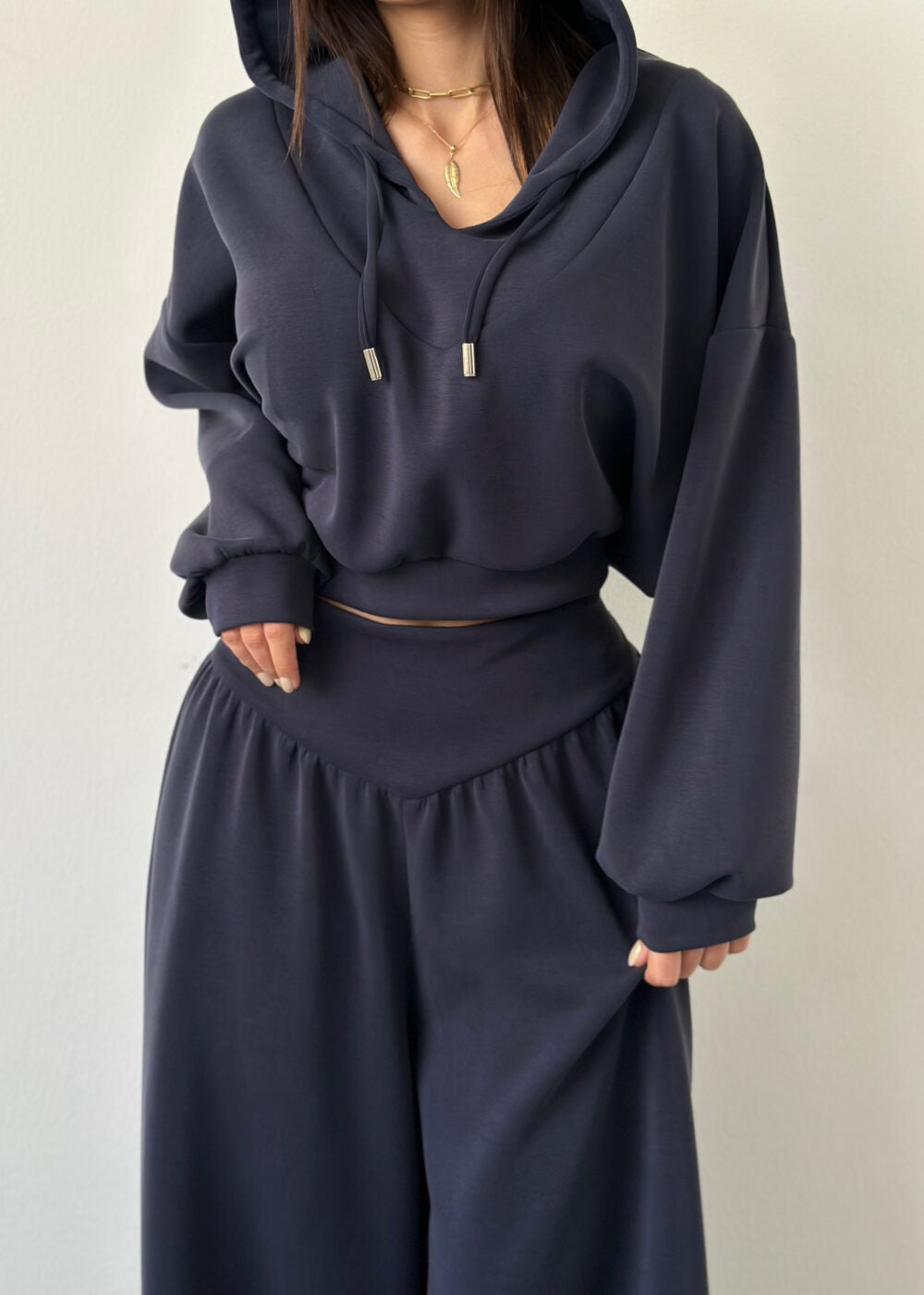Kvindernes cropped hoodie og løse afslappede bukser kombination med fashionabelt snit