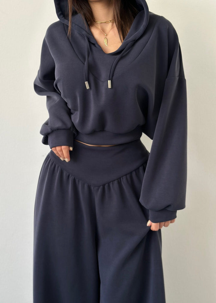 Kvindernes cropped hoodie og løse afslappede bukser kombination med fashionabelt snit