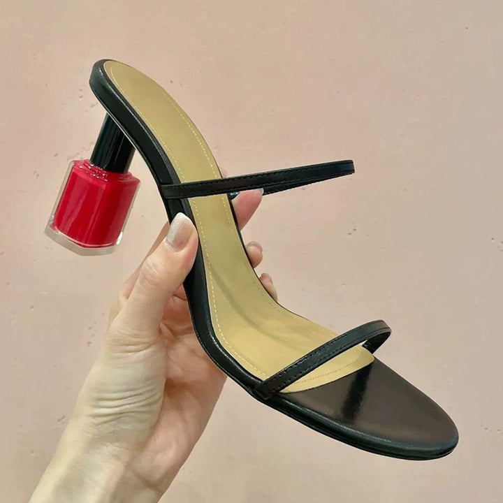 Dame sandaler med kreativ neglelak-detalje og elegant rem-design Stilla