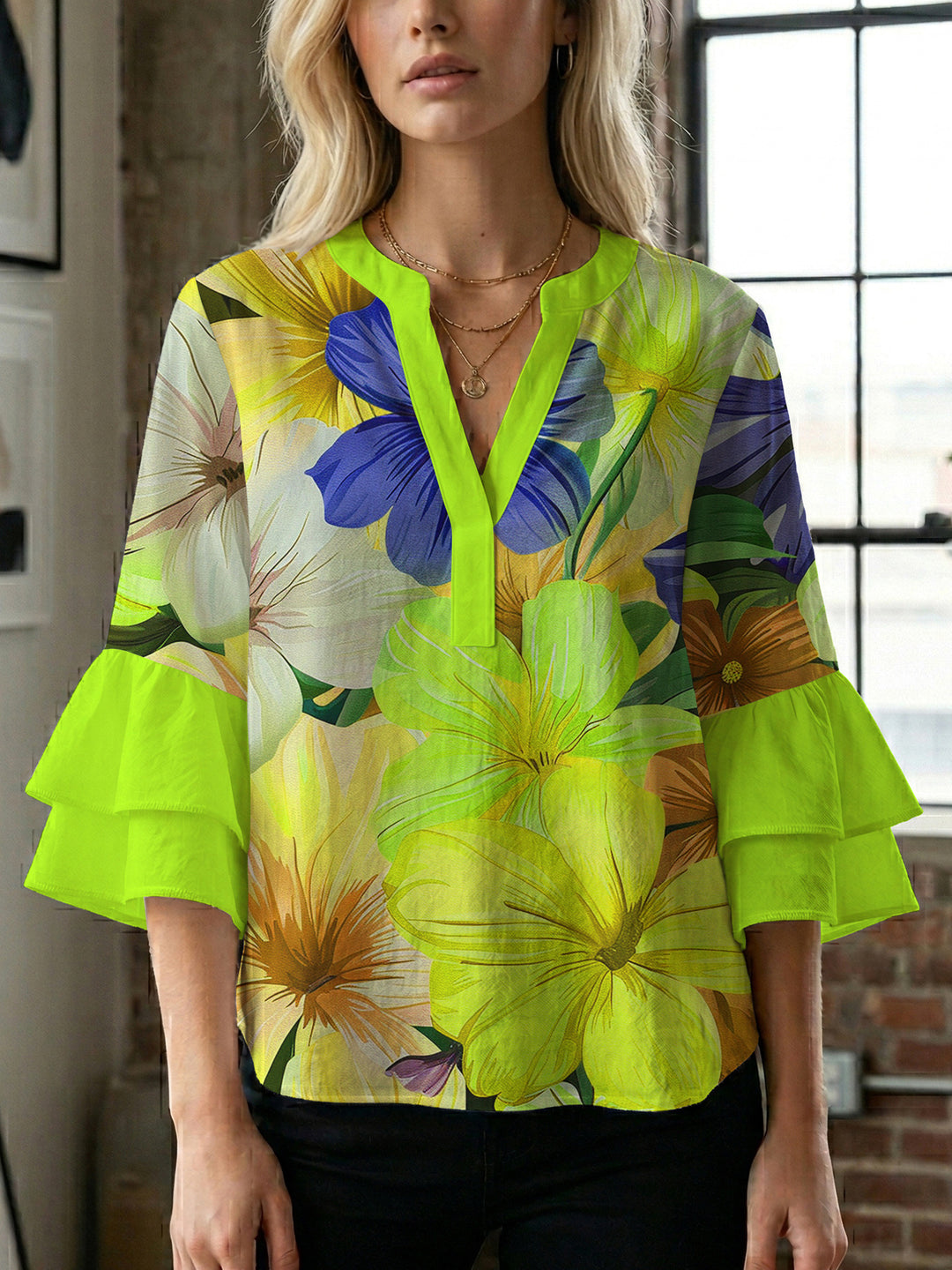 Damebluse med voluminøse flæseærmer og blomstermønster Skovae