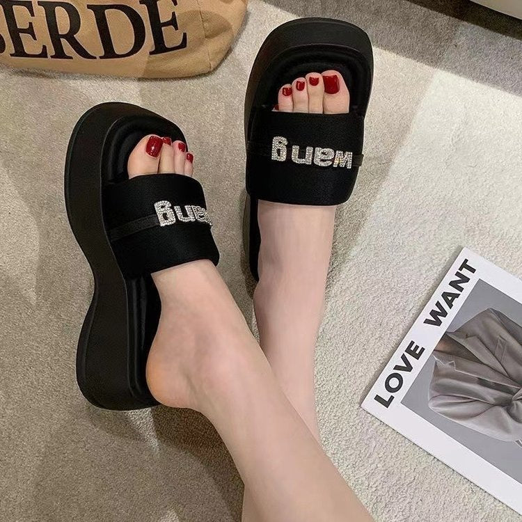 Dame Plateau-sandaler med modigt remdesign og skridsikker sål Stilla