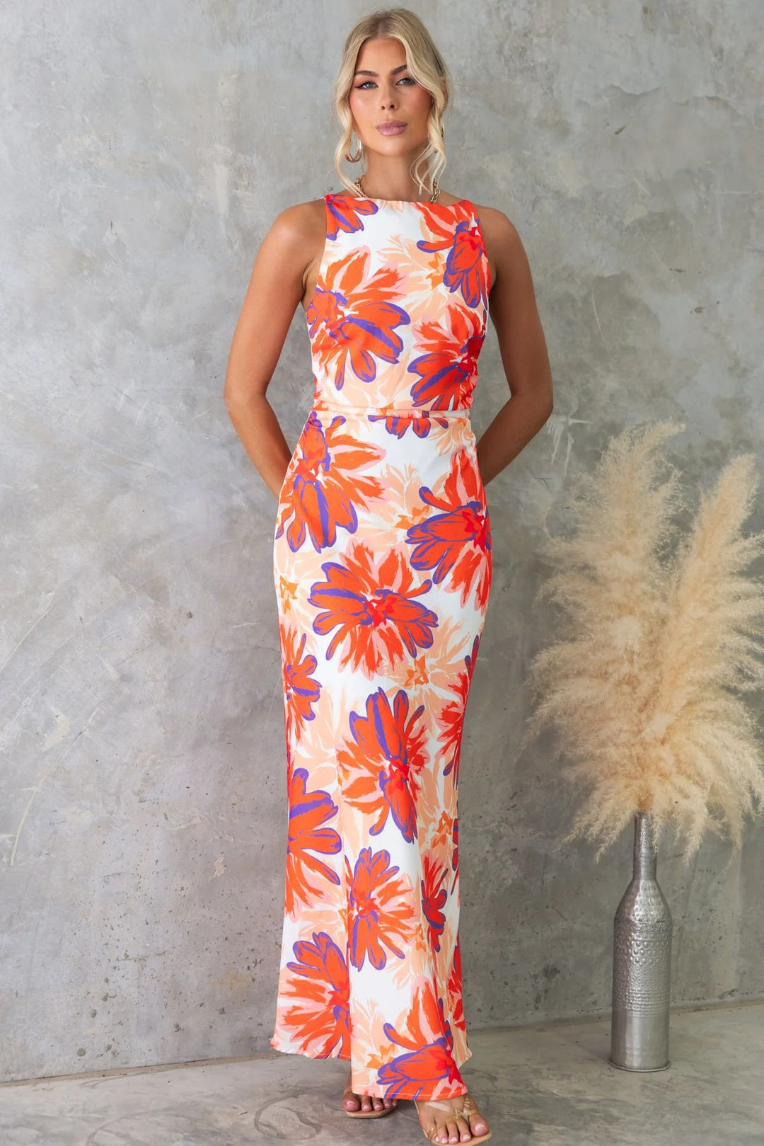 Dame maxi kjole med moderne blomsterdesign og elegant snit Skovae