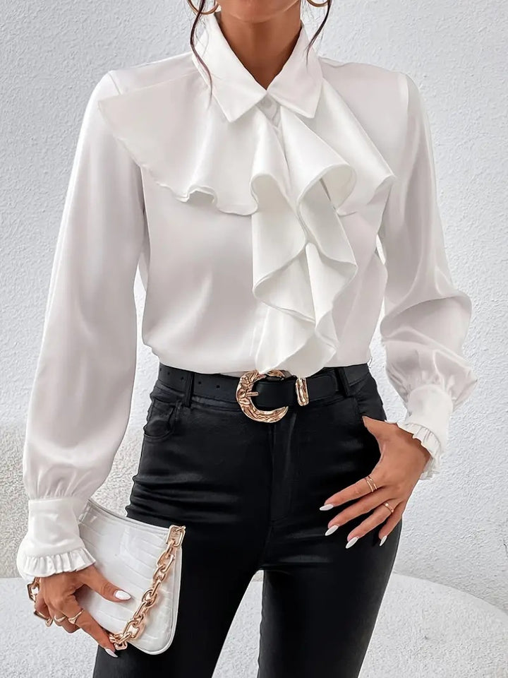 Damebluse med flæsebesætning og elegant krave Stilla