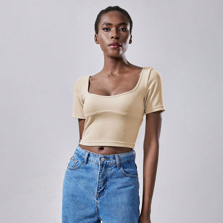 Kvinders cropped T-shirt med elegant firkantet halsudskæring og korte ærmer Stilla