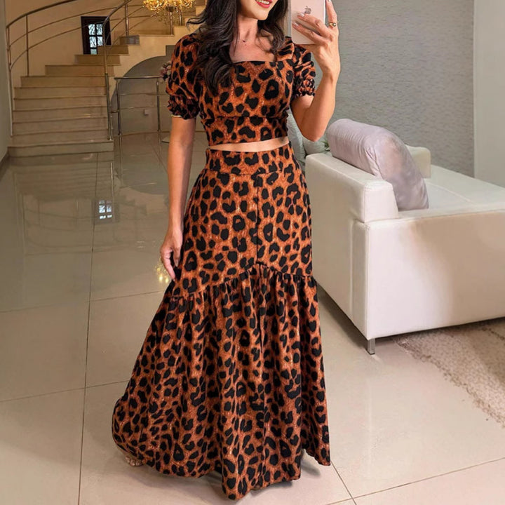 Dame to-delt ensemble med leopardmønster og voluminøs nederdel Stilla