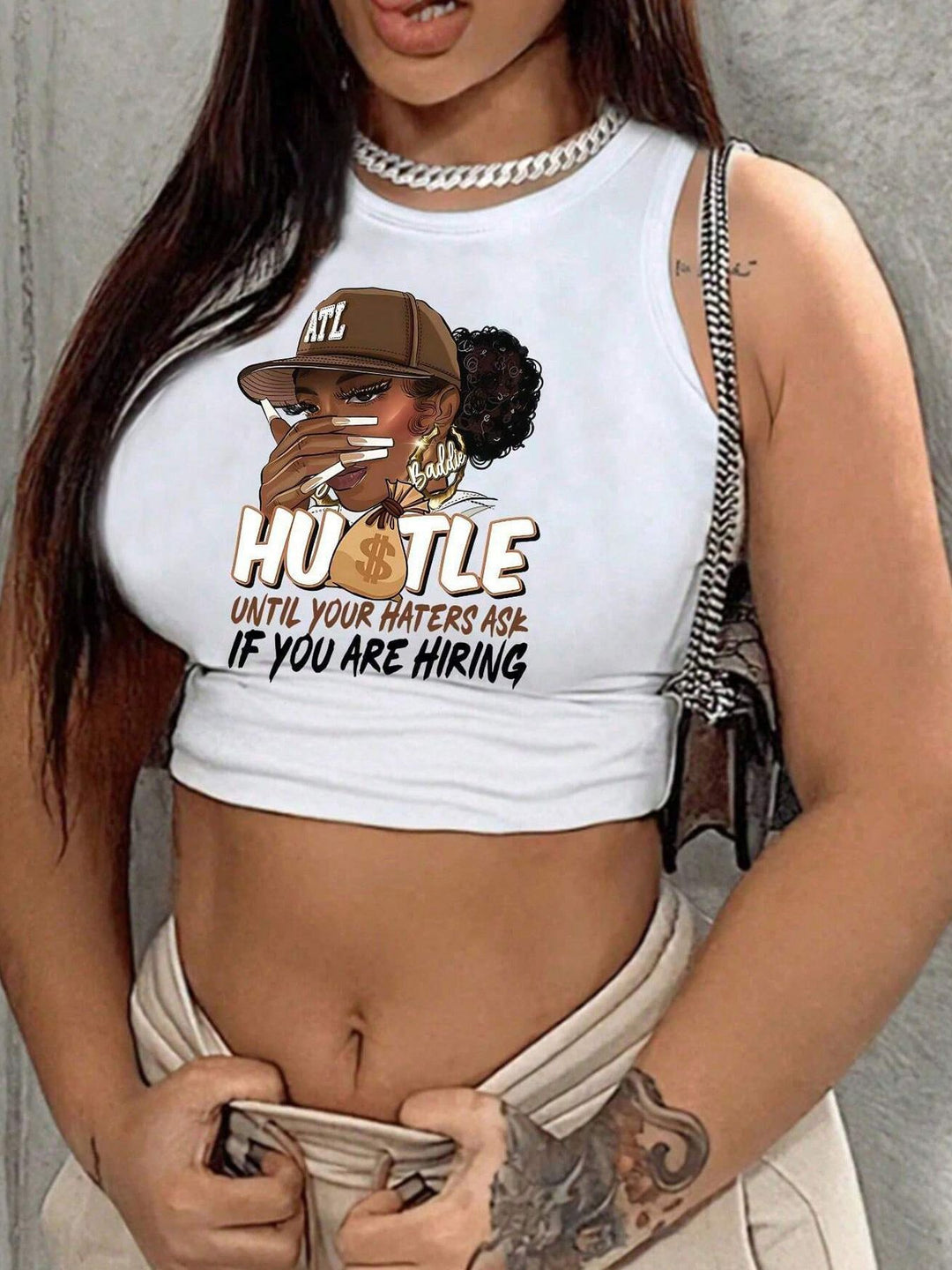 Dame Crop-Top med modigt statement-tryk Skovae