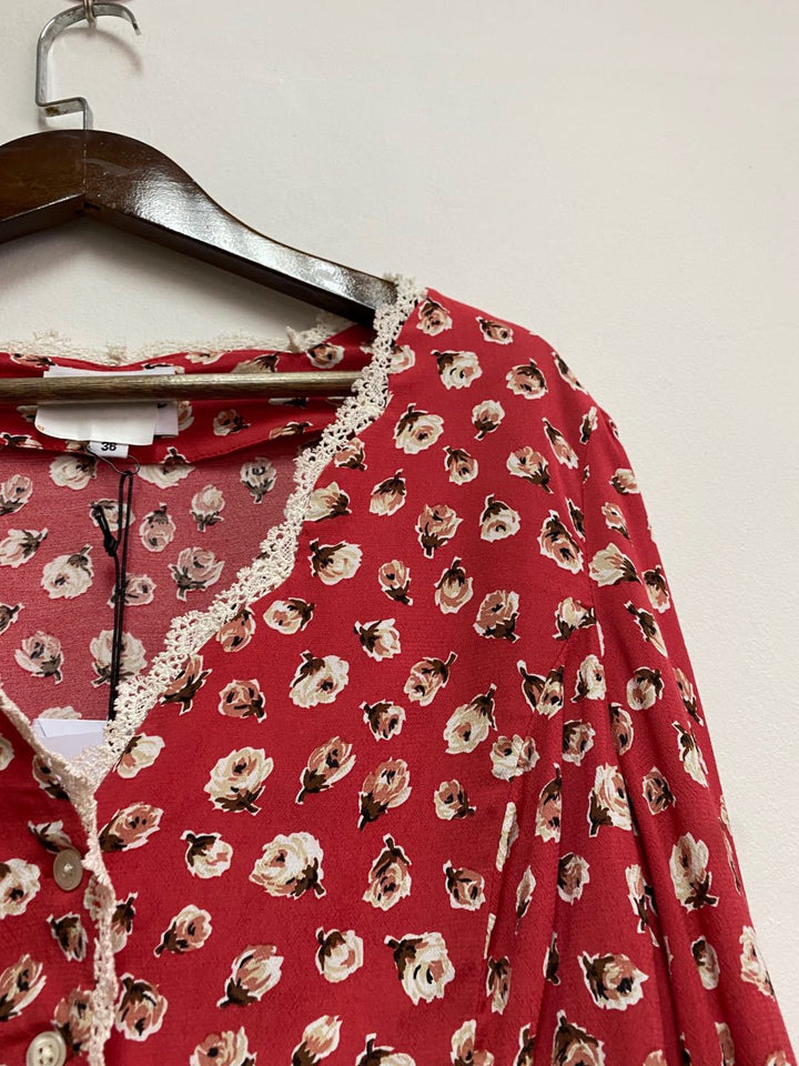 Dame romantisk bluse med blomsterdesign og rynke detaljer Stilla