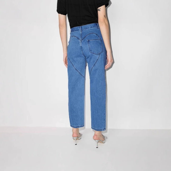 Dame jeans med ekstravagant snit og glitrende decorationer