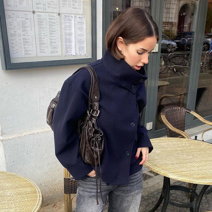 Damernes korte jakke med høj krave og lukning Stilla