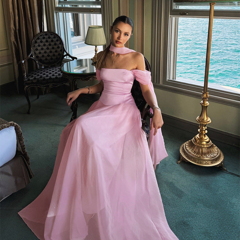 Kvinders aftenkjole med off-shoulder design og elegante ruffle accenter Skovae