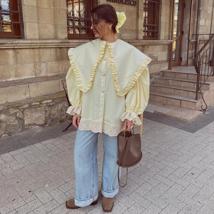 Kvindernes oversized bluse med ruffle detaljer og blondedetaljer Skovae