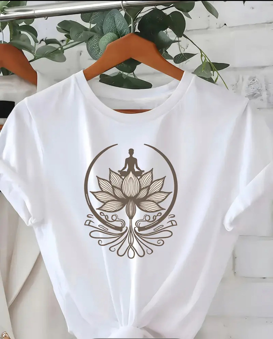 Dame T-Shirt med inspirerende Lotus-design og meditativ silhuet Stilla