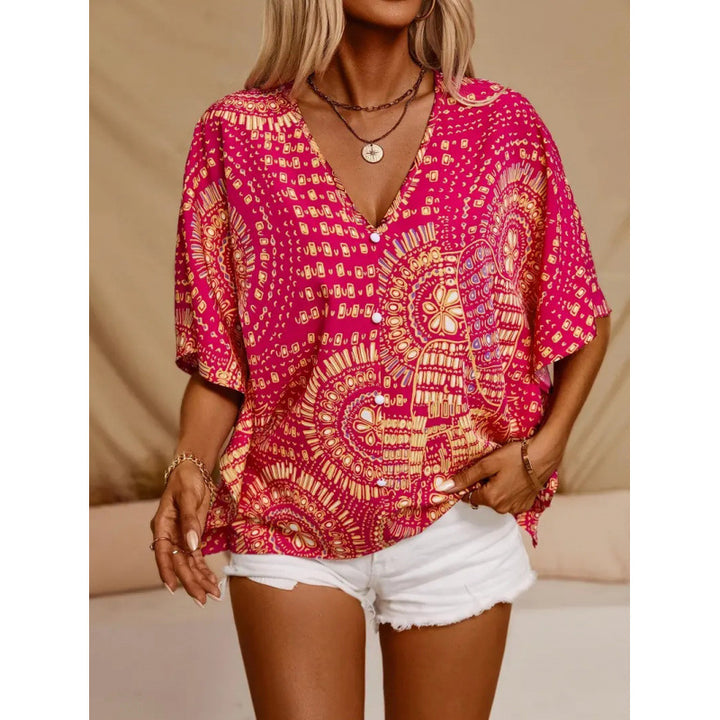 Dame strandbluse i afslappet boho-stil med farverige mønstre og voluminøse ærmer Skovae