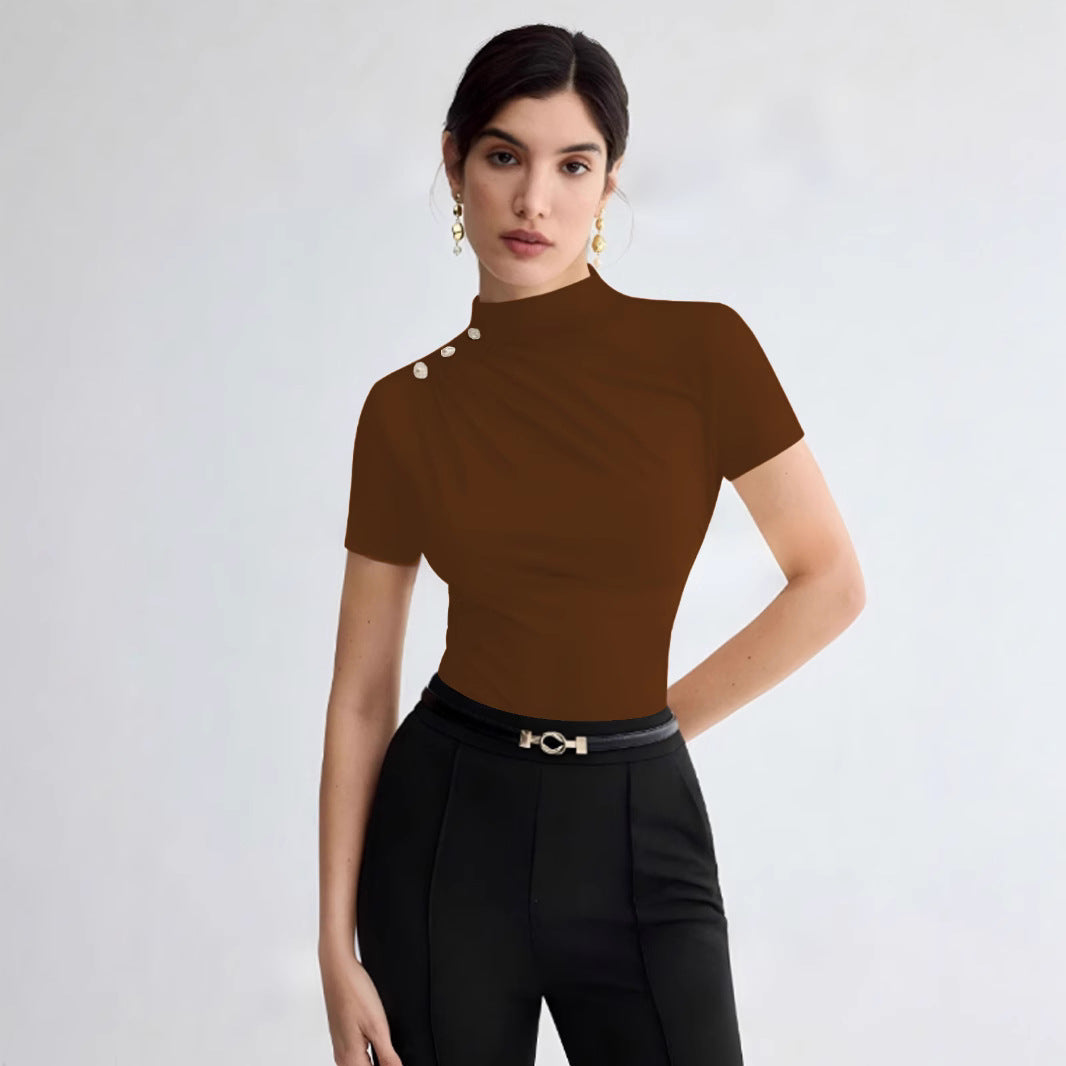Dame elegant top med dekorative knapdetaljer og moderne ståkrave Skovae