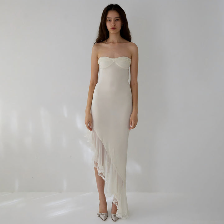 Dame Elegant aftenkjole i flydende materiale med asymmetrisk kant og lace accenter Stilla