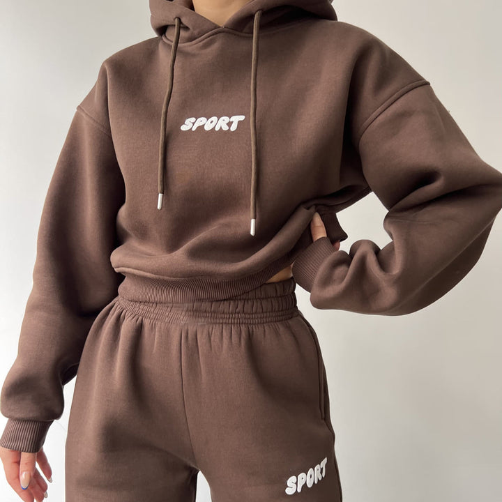 Dame moderigtig sporty sæt med cropped hoodie og brede joggebukser Stilla