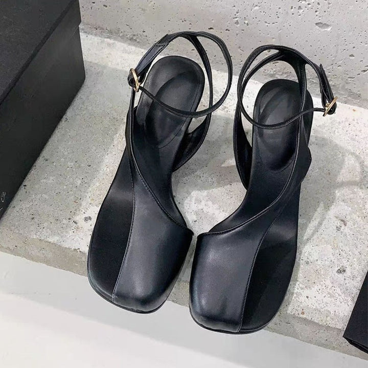 Femme Højhælede Sandaler med skulpturel Ankelrem-Design Stilla
