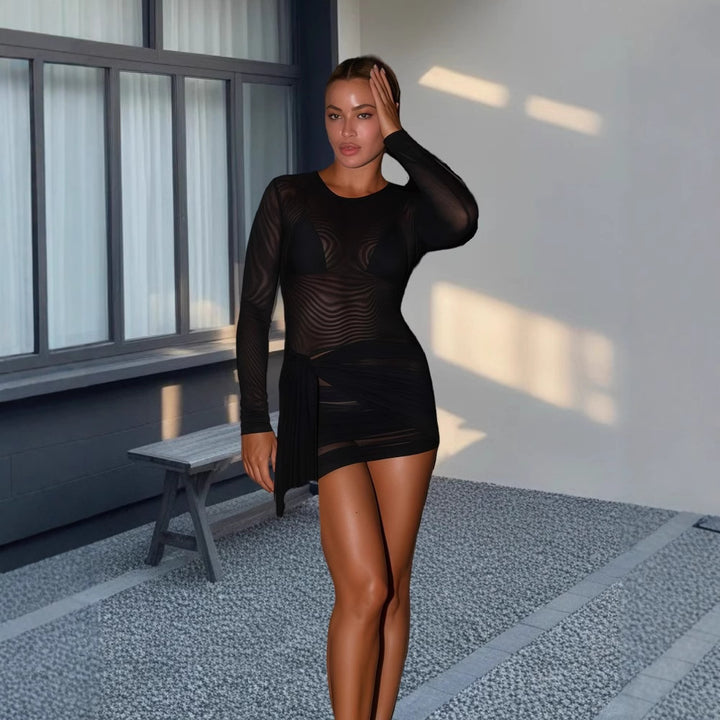 Dame Elegant langærmet minimal kjole med transparente indsatser og asymmetrisk kant Stilla