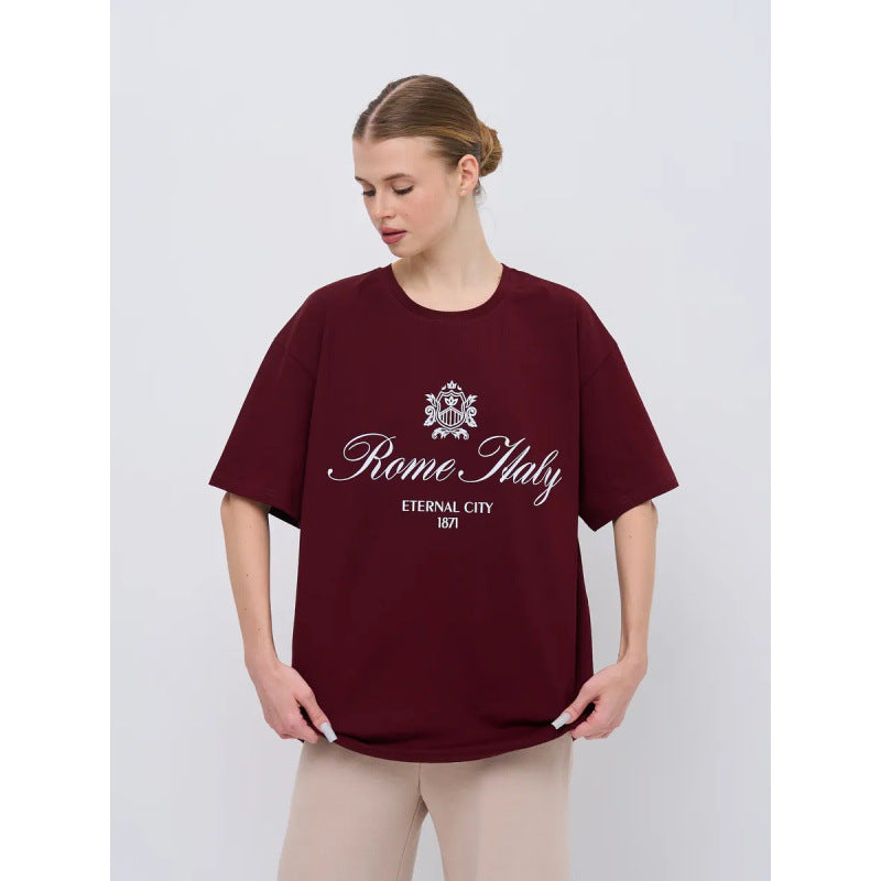 Dame Oversized T-shirt med stilfuld Rom-design og højkvalitets skrifttype Stilla