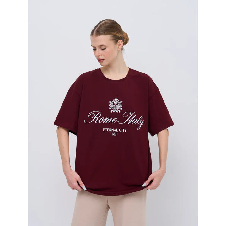 Dame Oversized T-shirt med stilfuld Rom-design og højkvalitets skrifttype Stilla