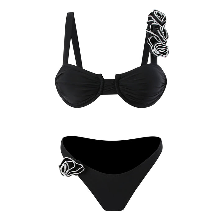 Damebikini med moderne rynkedetaljer og feminine blomsterapplikationer Stilla