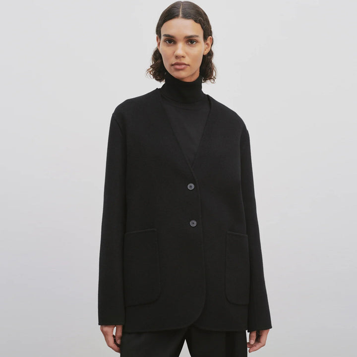 Kvinders elegante strikket blazer med store revers og praktiske lommer Stilla