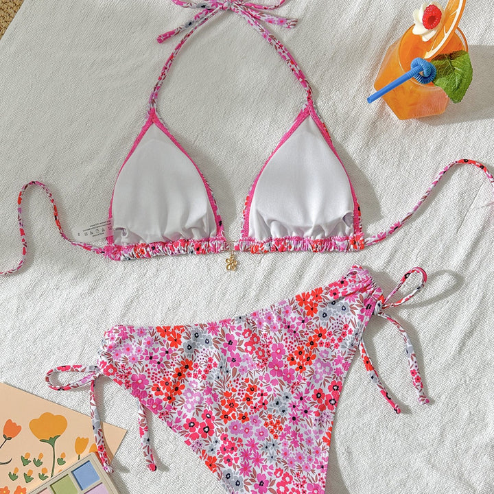 Dame trekant-bikini med justerbar bindebånd og feminint blomsterdesign Skovae