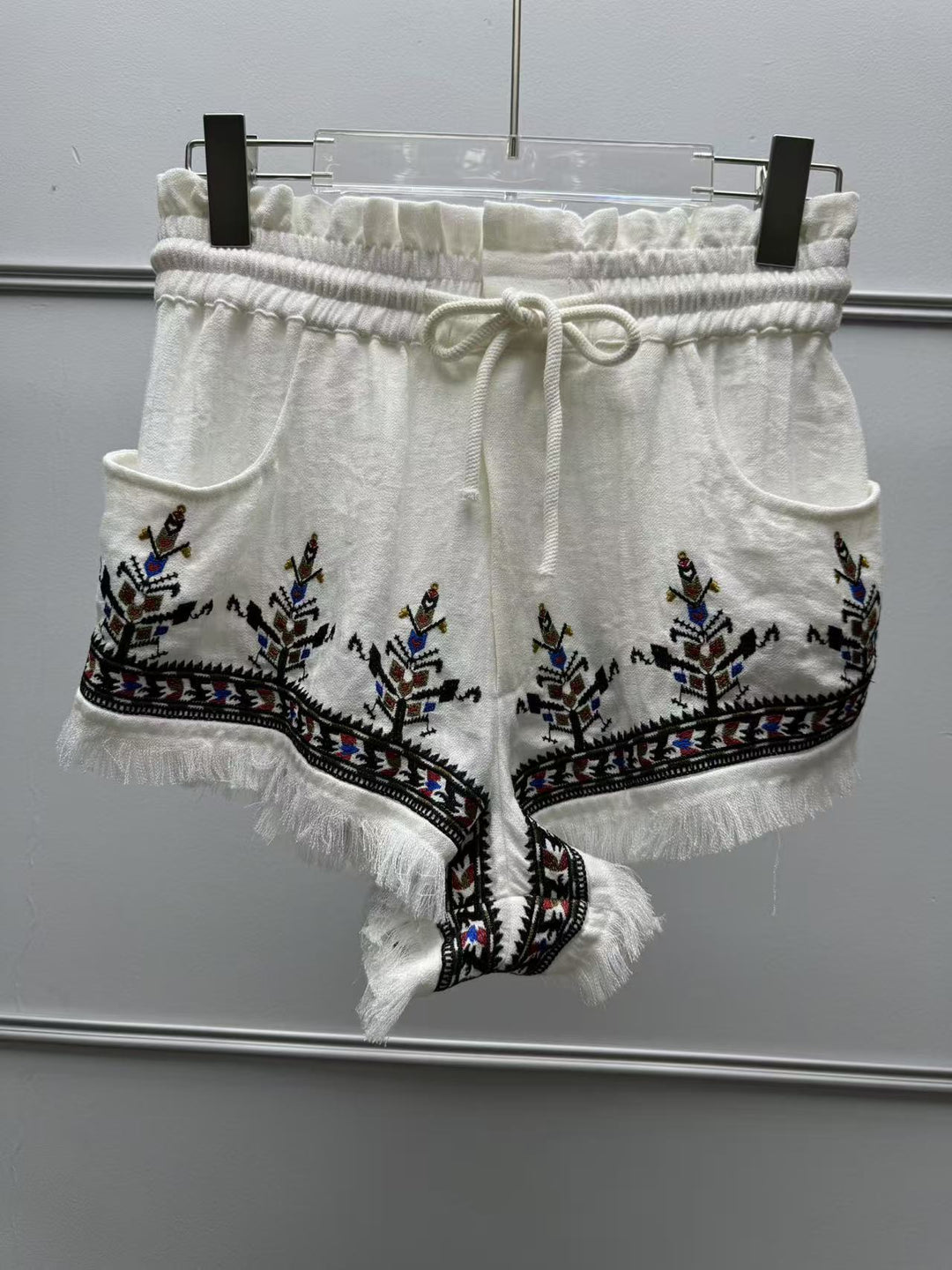 Dame ærmeløs top med farverige broderier og dekorative kvaster Stilla
