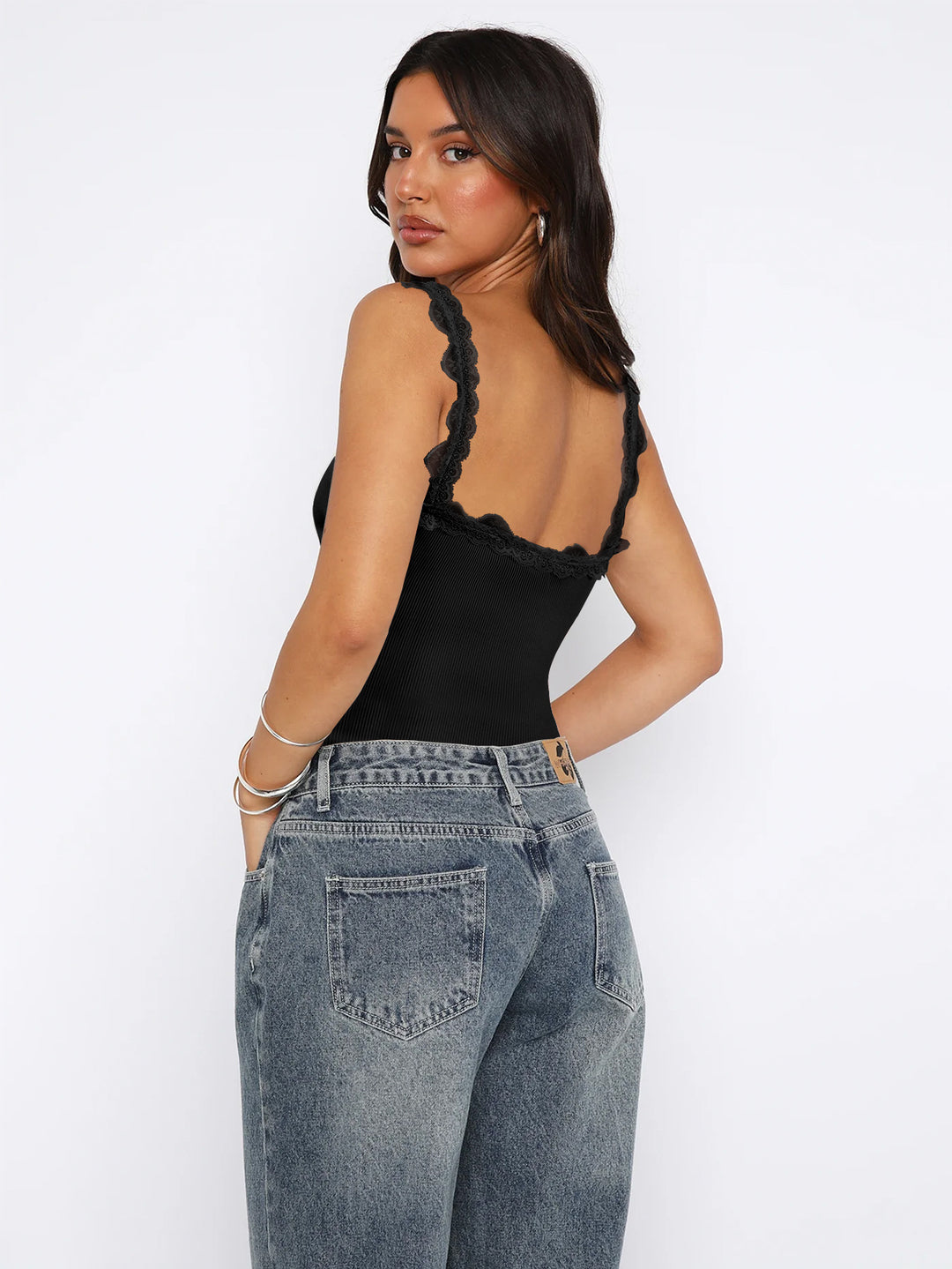 Dame spids Cami-top med justerbare stropper og dekorativt design Stilla
