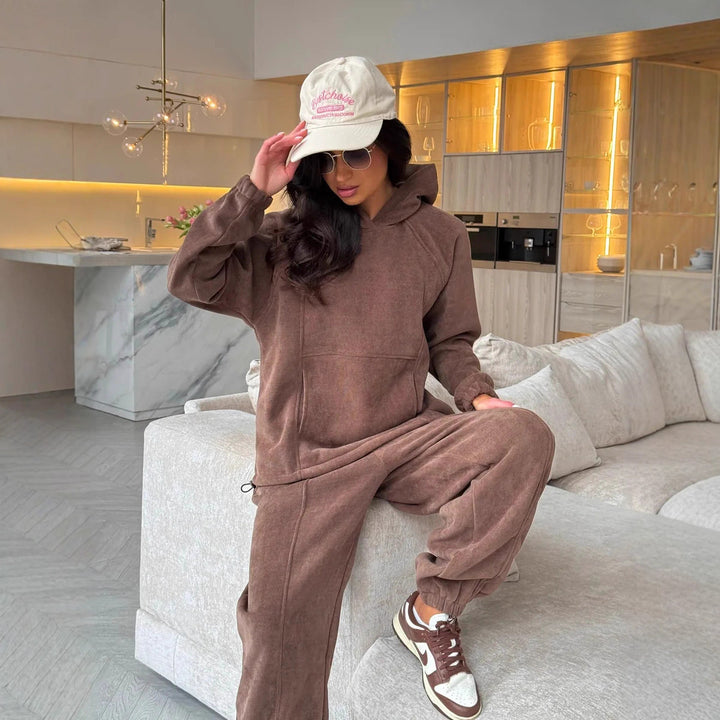 Kvinders sporty loungewear sæt med komfortabel hættejakke og elastiske bukser Skovae