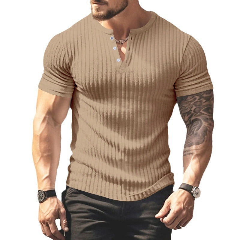 Herre kortærmet Henley T-shirt lavet af struktureret materiale med modetrendy knapper Stilla