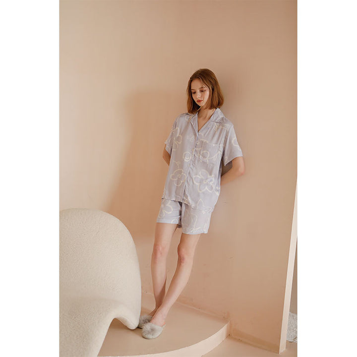 Dame Satin-Pyjama-Sæt med legende blomsterdesign og komfortable shorts Stilla