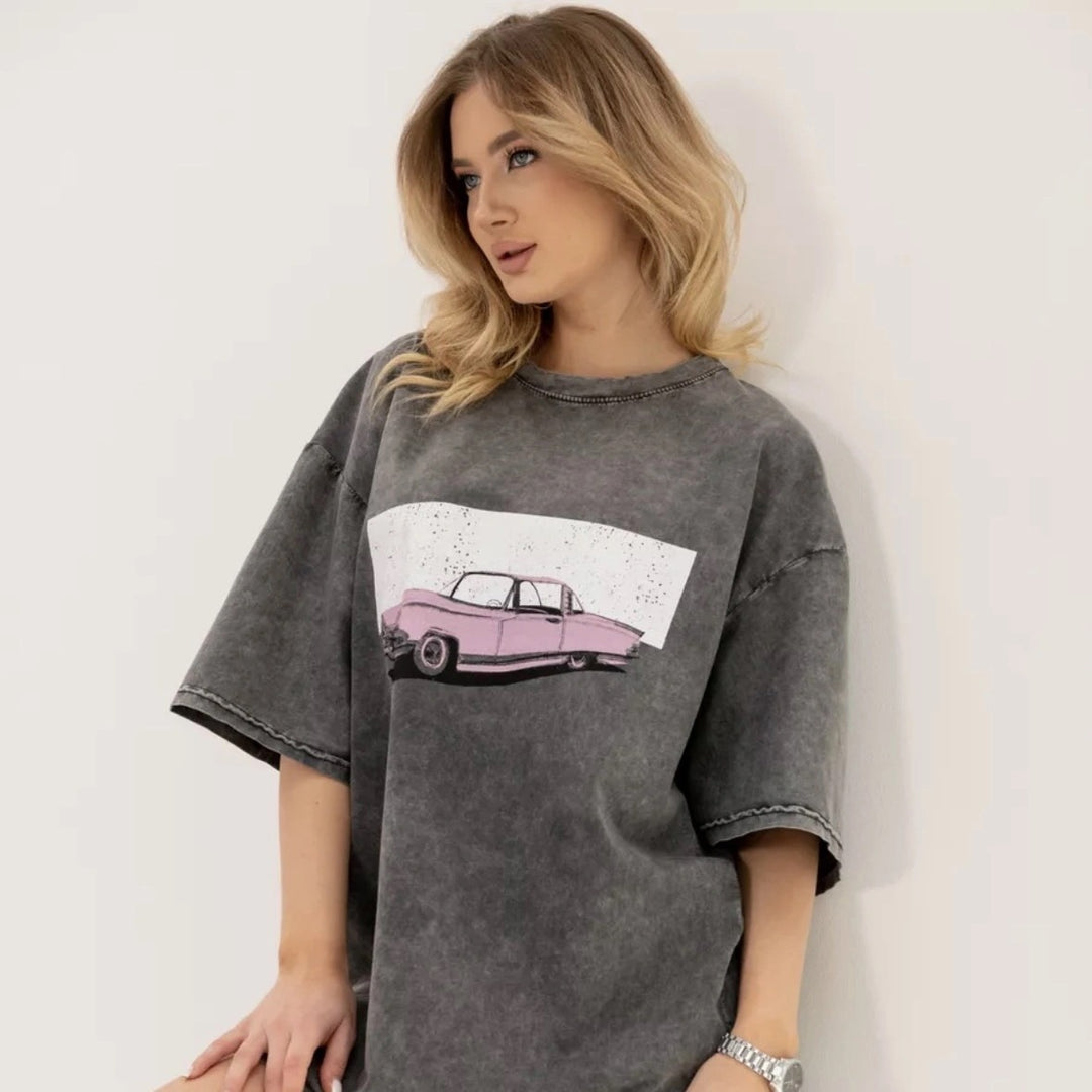 Dame T-shirt i afslappet oversized stil med kreativ biltryk Stilla