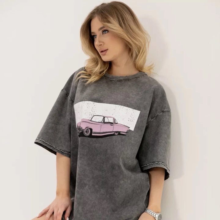 Dame T-shirt i afslappet oversized stil med kreativ biltryk Stilla