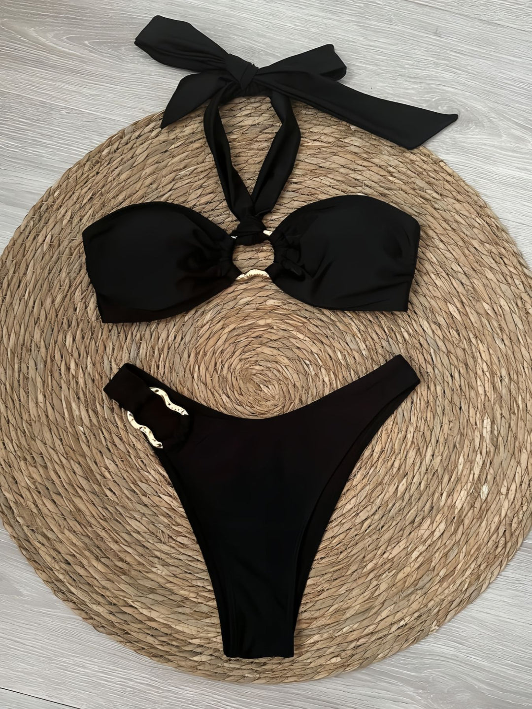 Dame Bikini-sæt med innovativt halterneck og elegante ringe Stilla