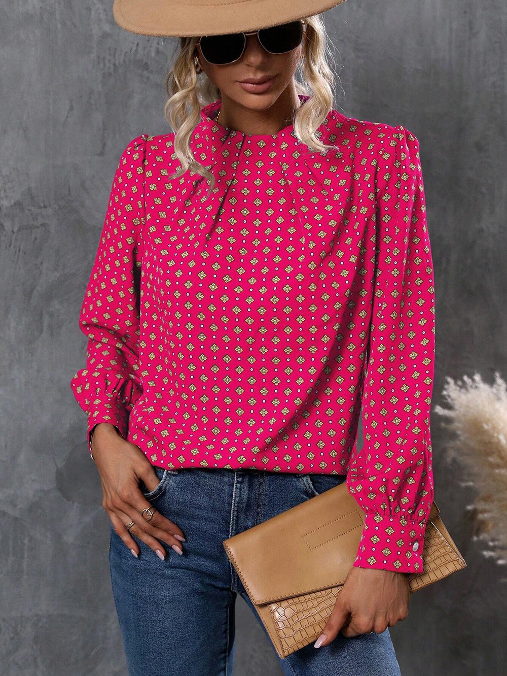 Damebluse med elegant spidsedetalje og blomstret design Stilla