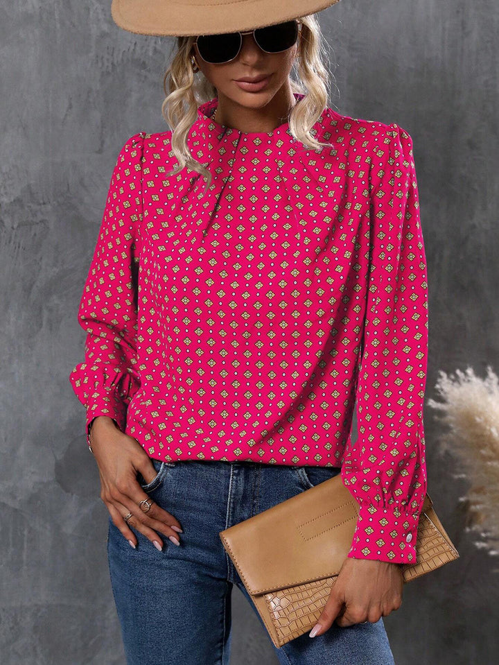 Damebluse med elegant spidsedetalje og blomstret design Stilla