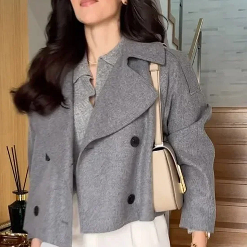 Dame Stilfuld Uldjakke i Cropped-design med klassisk revers og dobbelt møbleret knaplukning Stilla