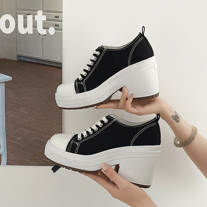 Dame Plateau-Sneakers med moderne design og komfortabel hæl Stilla