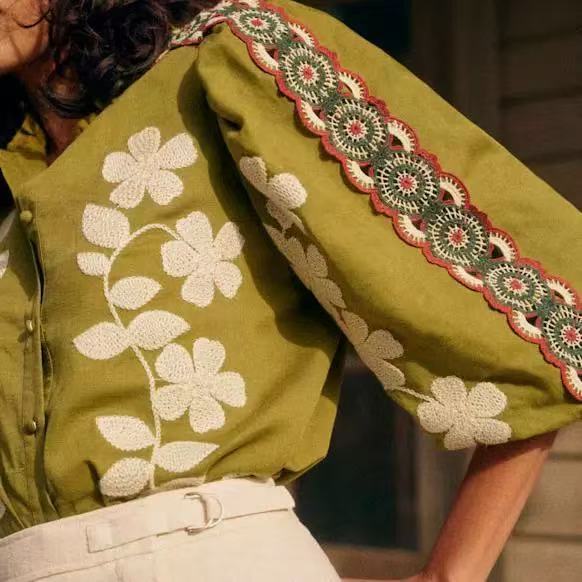 Damebluse med kunstneriske florale broderier og elegante pufærmer Stilla