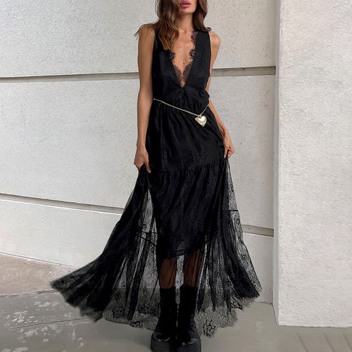 Dame spidskjole med elegant drapering og detaljeret overlayer Stilla
