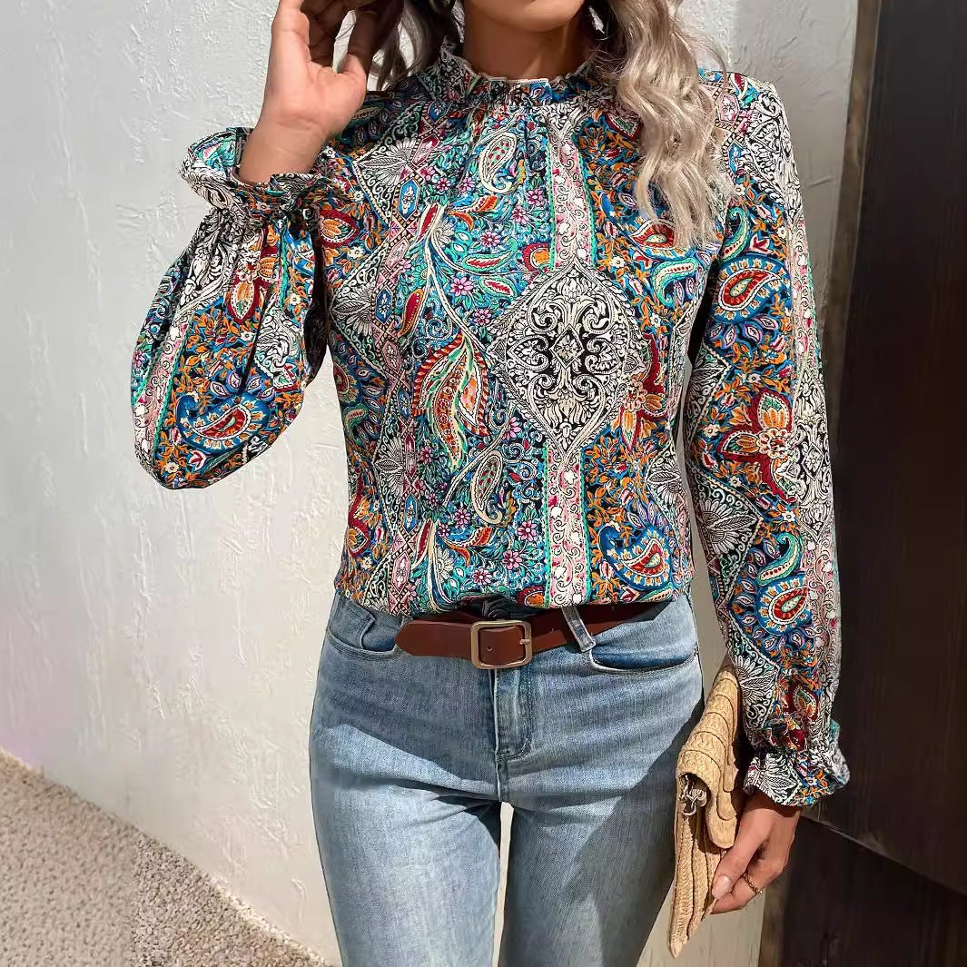Damebluse med legesygt paisleymønster og elegante flæsedetaljer Stilla