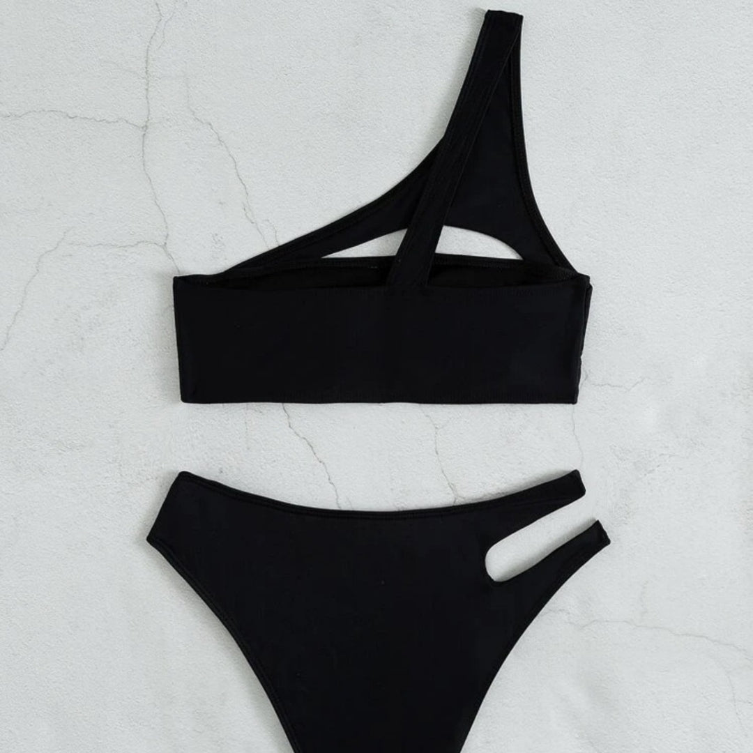 Dame bikini-sæt med asymmetrisk design og spændende cut-out Stilla