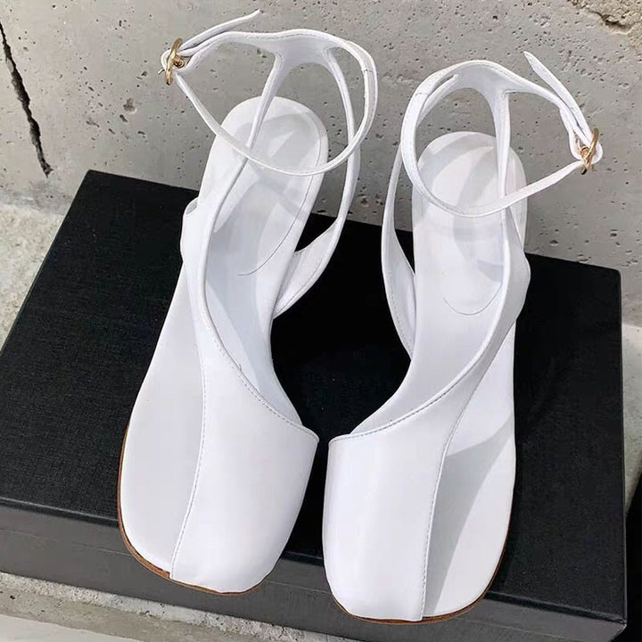 Femme Højhælede Sandaler med skulpturel Ankelrem-Design Stilla
