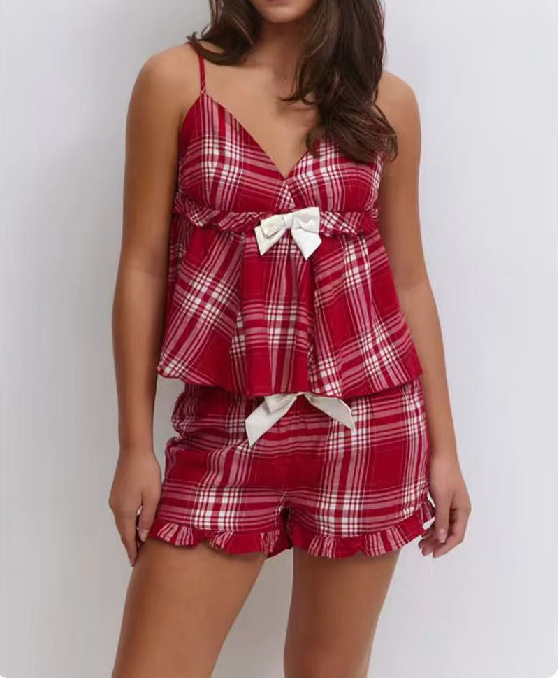 Dame i et afslappet pyjamassæt med rummelig camisole-top, rynket under brystet og bukser med gummibånd Skovae