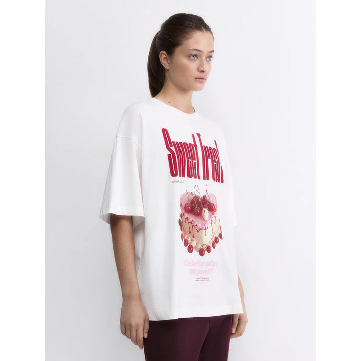 Dame T-shirt med kreativt grafisk dessertmotiv og oversized pasform Stilla