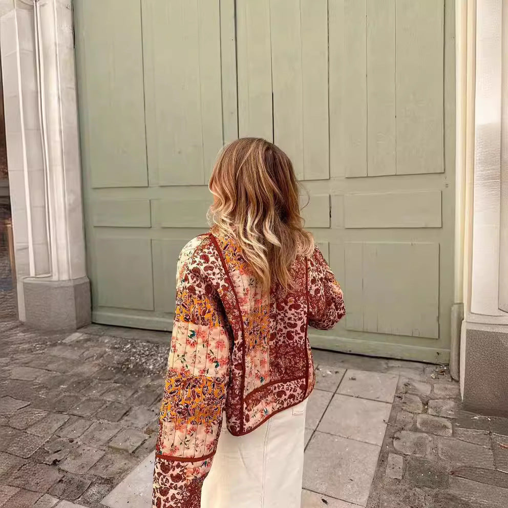Dame kimono jakke med blomster print og elegant skærekonstruktion Stilla