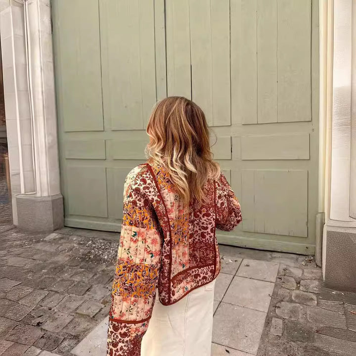Dame kimono jakke med blomster print og elegant skærekonstruktion Stilla