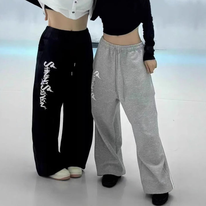 Kvinders afslappede bukser i en afslappet oversized stil med iøjnefaldende grafisk print Skovae